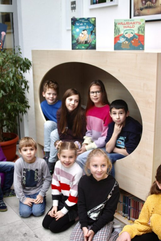 Grossansicht in neuem Fenster: 30.11.2023: Lesehöhle für die Grundschule – Riesenfreude bei Kindern und Lehrern
