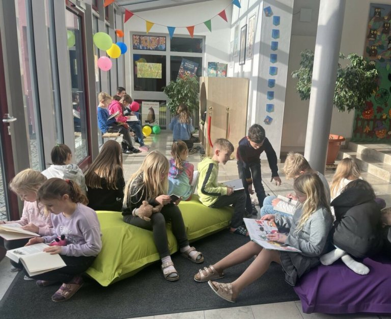 30.11.2023: Lesehöhle für die Grundschule – Riesenfreude bei Kindern und Lehrern