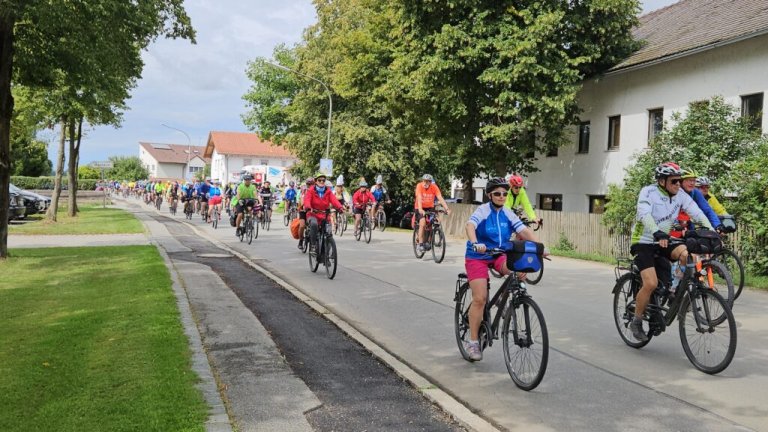 Grossansicht in neuem Fenster: BR-Radltour Schlussetappe führt durch Roßbach