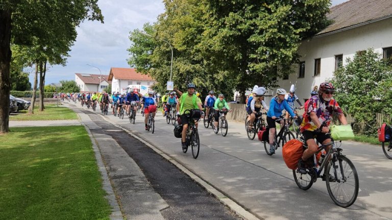Grossansicht in neuem Fenster: BR-Radltour Schlussetappe führt durch Roßbach